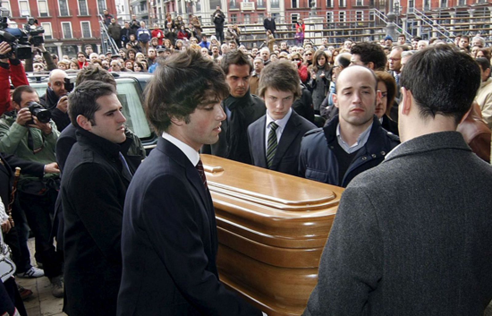 Valladolid recibe el féretro de Miguel Delibes al grito de "¡maestro!"