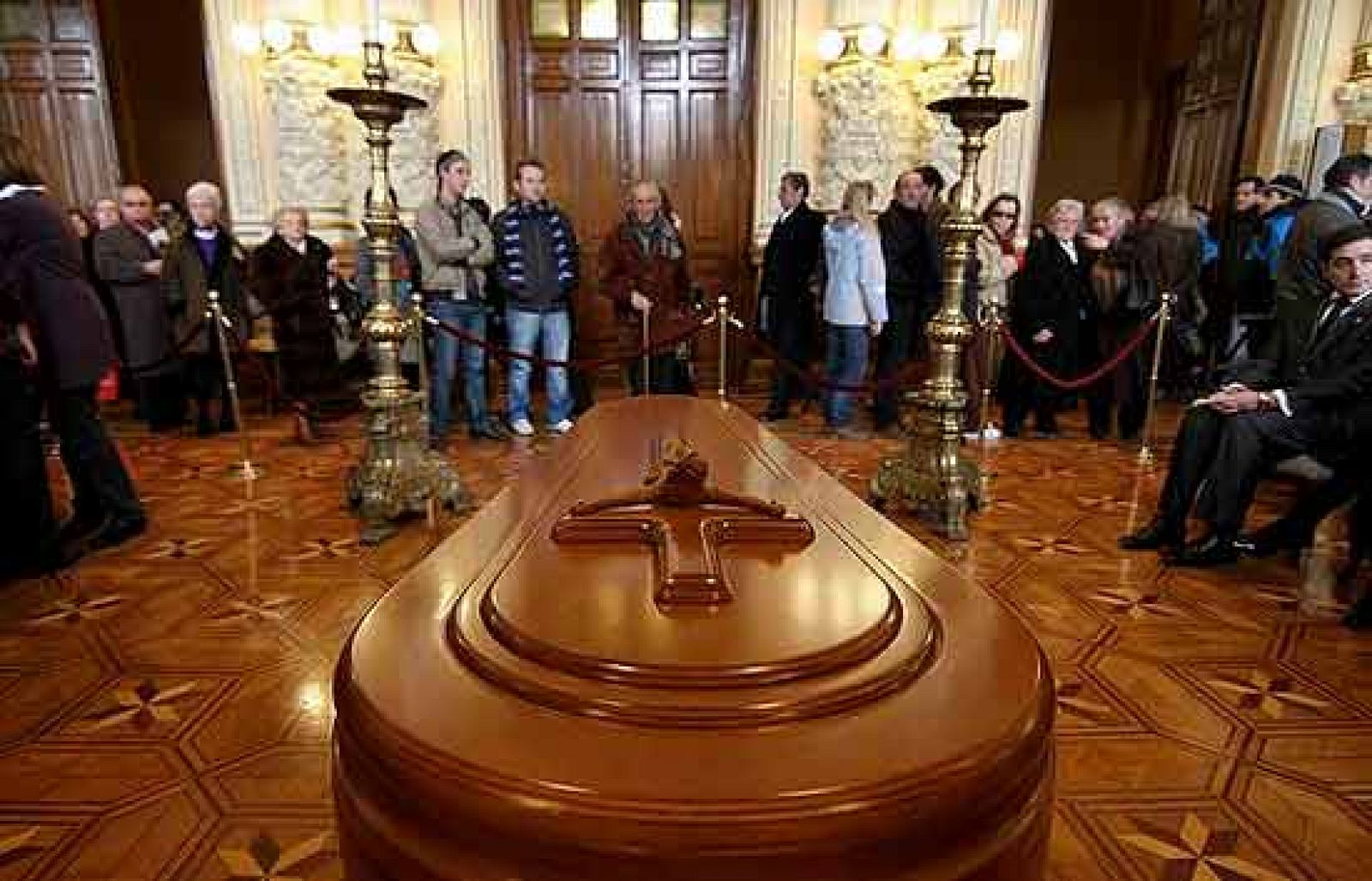 Instalada la capilla ardiente de Delibes | Ver