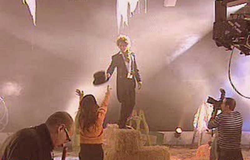 España Directo - Algo pequeñito... Videoclip de Daniel Diges | Ver