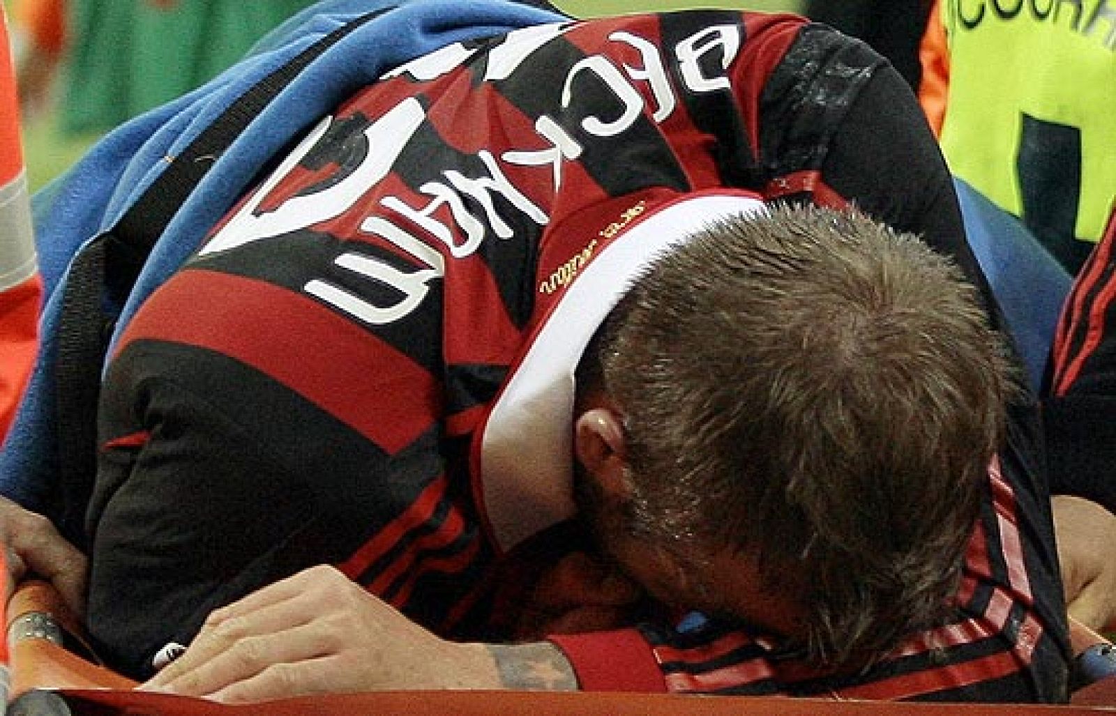 El futbolista inglés del Milan se ha roto el tendón de aquiles y dice adiós al Mundial de Sudáfrica y a entrar en la historia como el primer inglés en jugar cuatro mundiales con la selección.