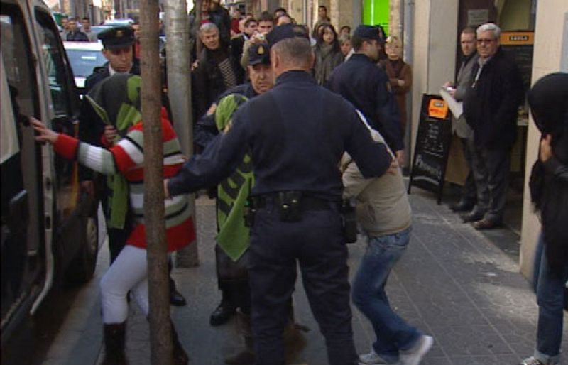 En Cataluña hay 30 detenidos en una operación policial contra la explotación sexual de mujeres | Ver