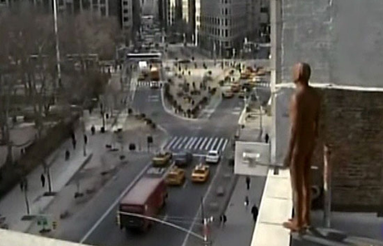 Esculturas de personas  a punto de tirarse desde varios tejados en Nueva York | Ver