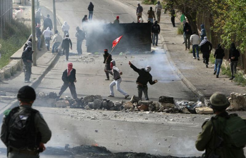 Crece la tensión entre Israel y Palestina. Hamás ha llamado a su población a que se eche a la calle en el que ha denominado "Día de la Ira". El estadounidense George Michell no irá a Oriente Medio.