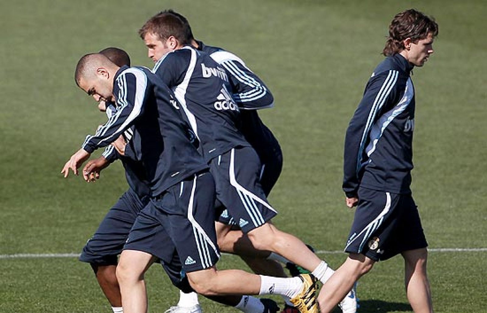 Tras su lesión, el francés Karim Benzema ya está recuperado y se ha integrado en el grupo en el entrenamiento del Real Madrid.