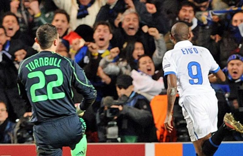 Eto'o pone al Inter en cuartos