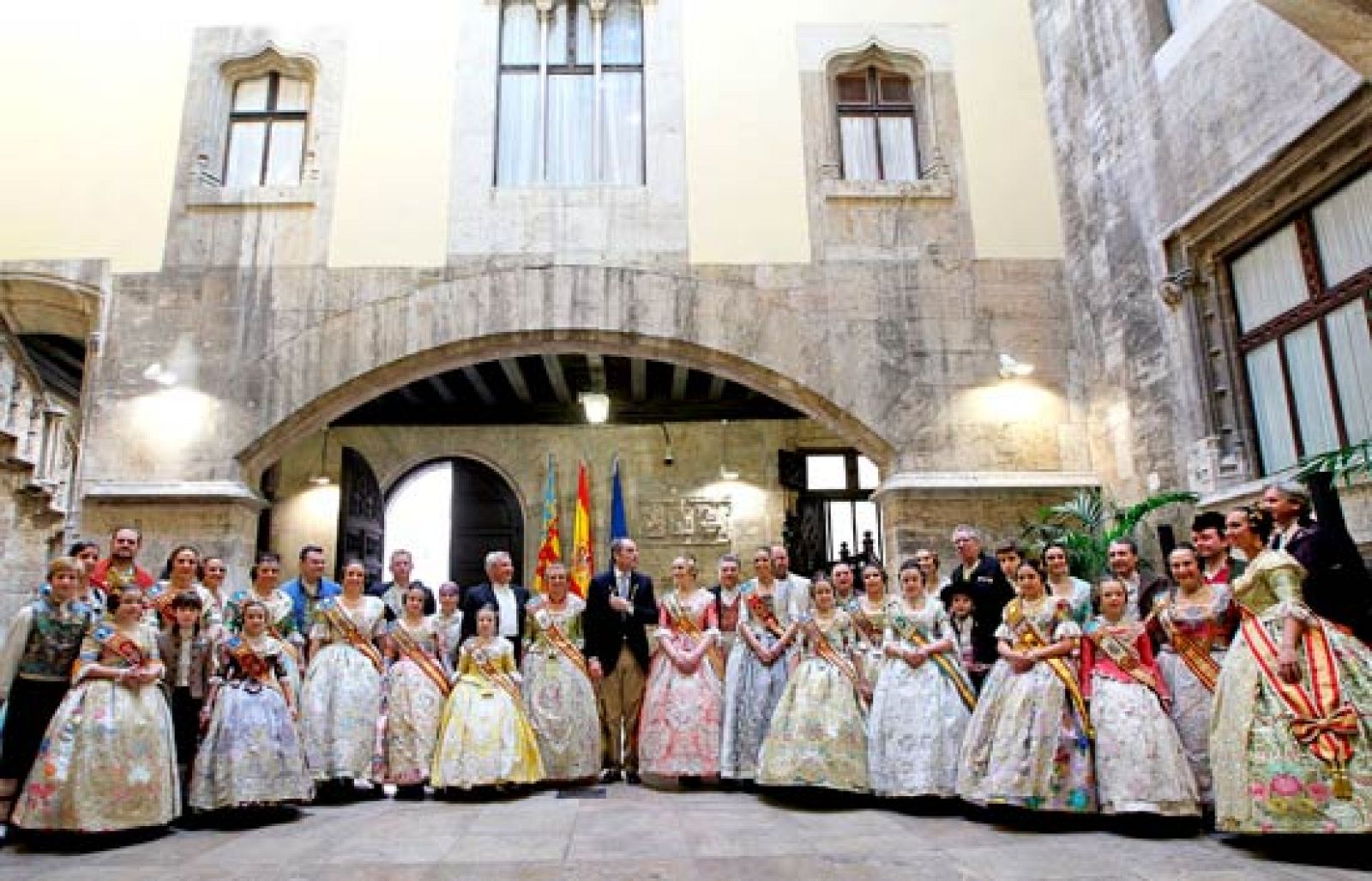 Valencia festeja su tercer día de Fallas | Ver