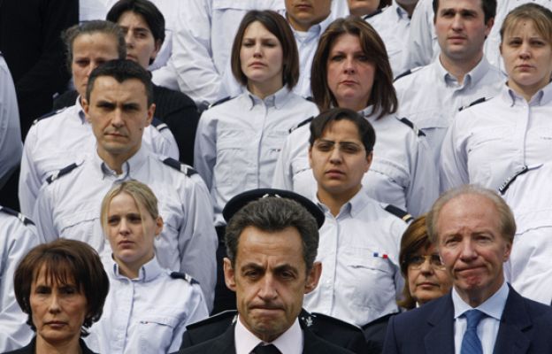  - Sarkozy, con la familia del policía