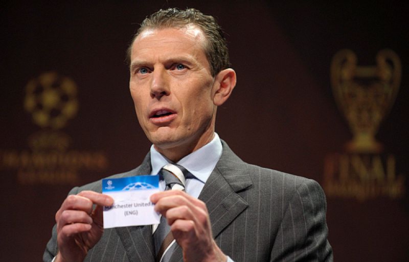 Emilio Butragueño fue el encargado de escoger las bolas del sorteo.