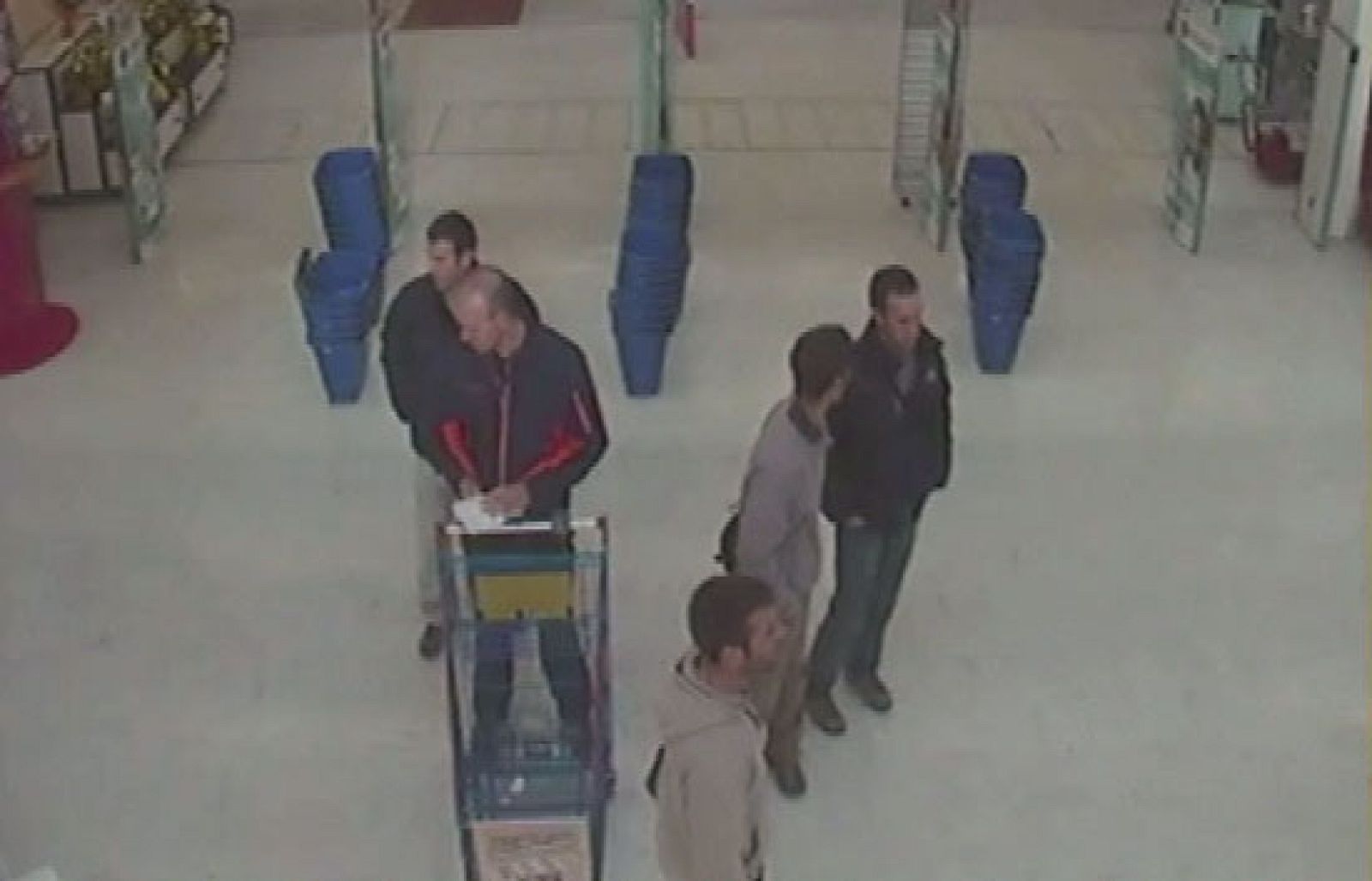 Se hace público un video en el que se ve a los etarras huídos en Francia en el supermercado | Ver