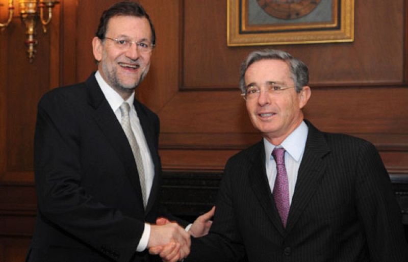 El presidente de Colombia, Álvaro Uribe, recibe a Mariano Rajoy | Ver