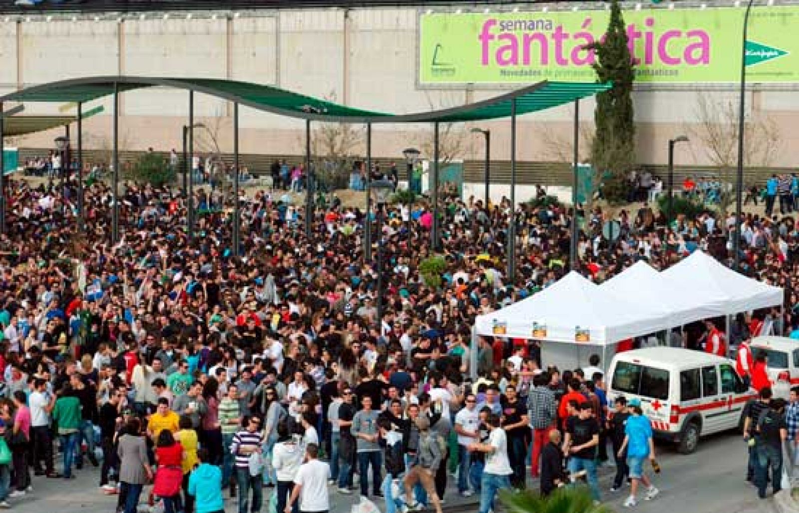 Con un macrobotellón dan la bienvenida a la primavera en Granada | Ver