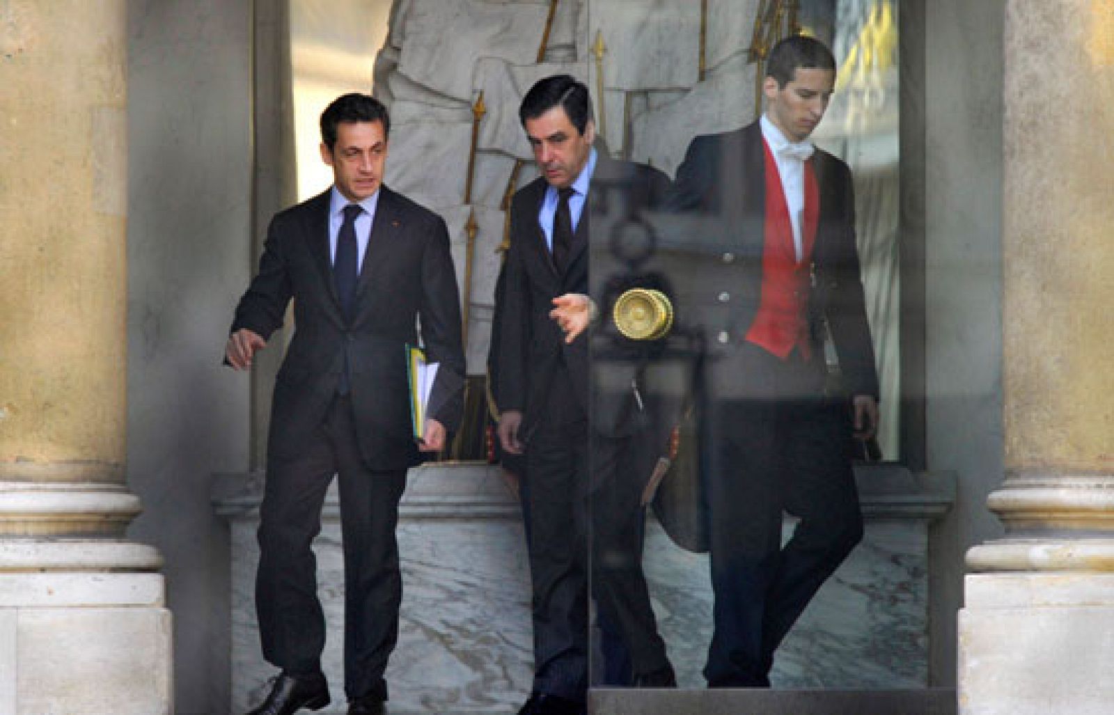 Sarkozy hace cambios en su Gobierno tras la derrota en las urnas por la izquierda | Ver