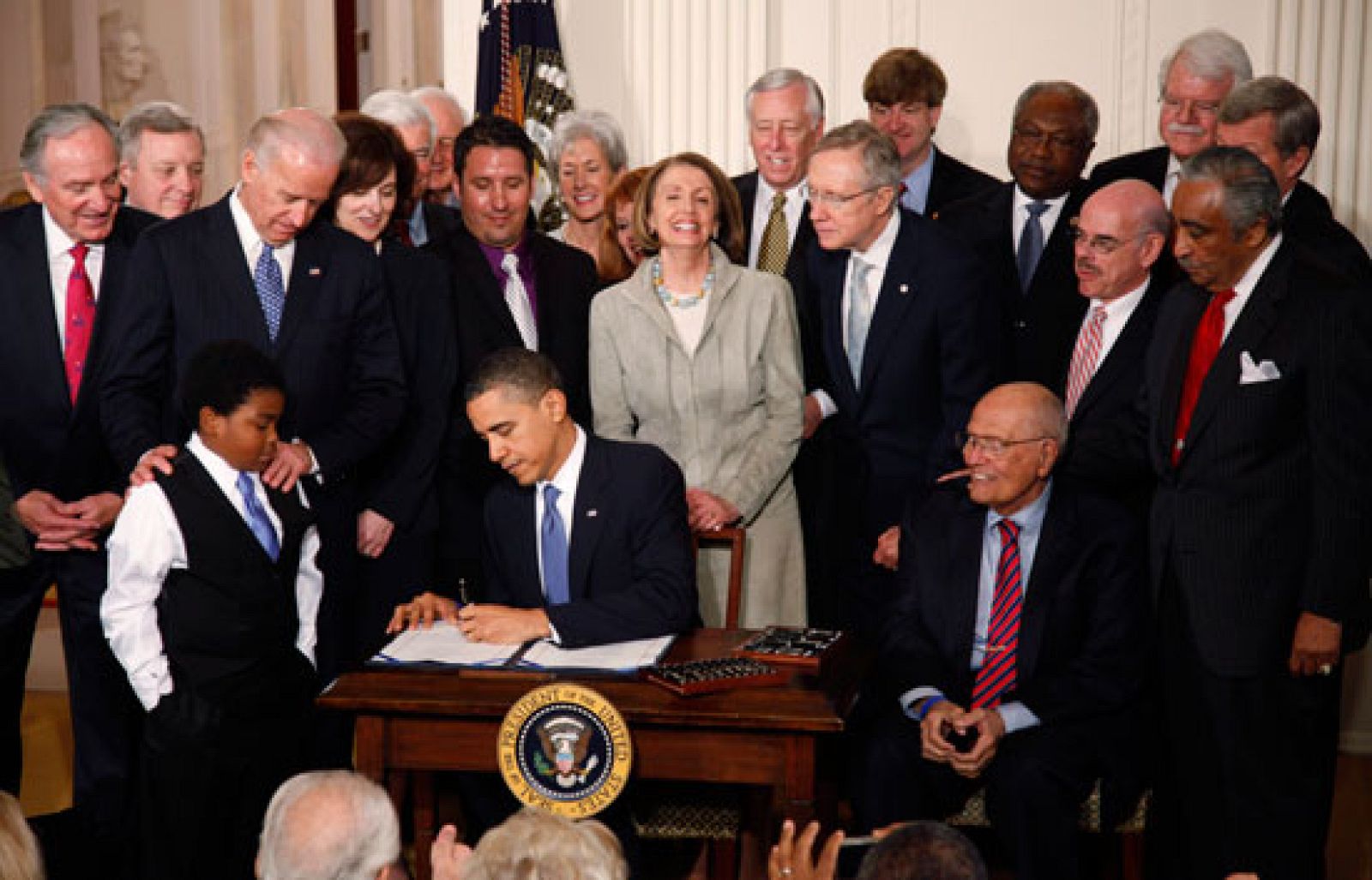 Obama ratifica la reforma sanitaria en la sala Este de la Casa Blanca | Ver