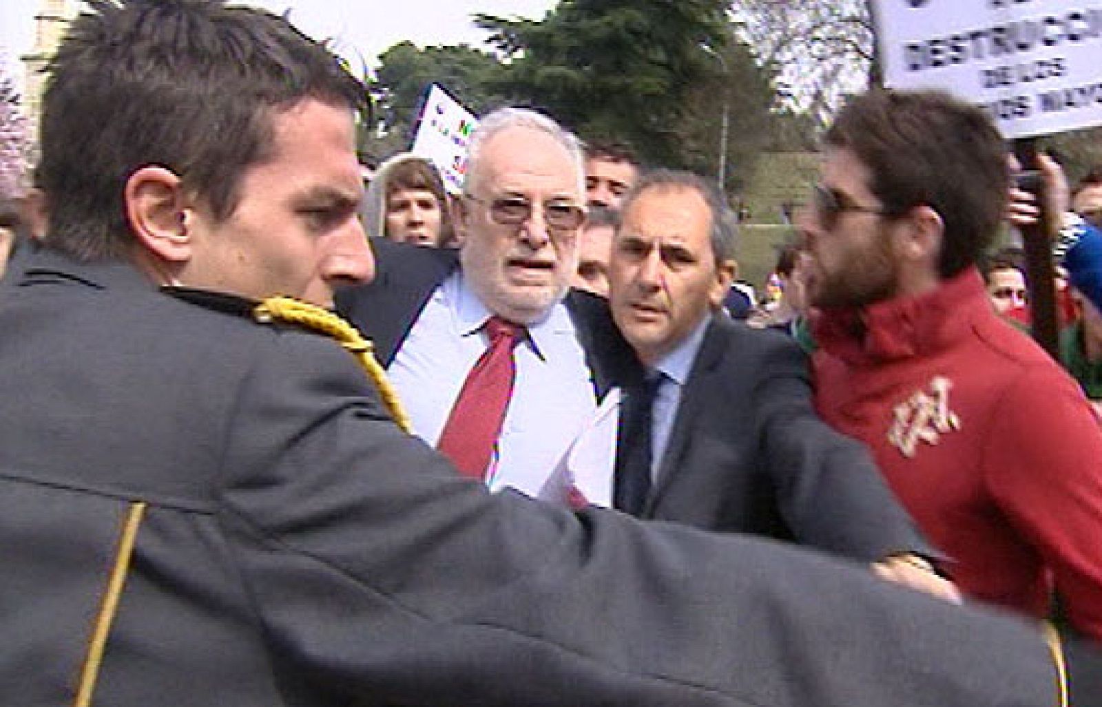 Estudiantes insultan y zarandean al rector de la Universidad Complutense de Madrid | Ver