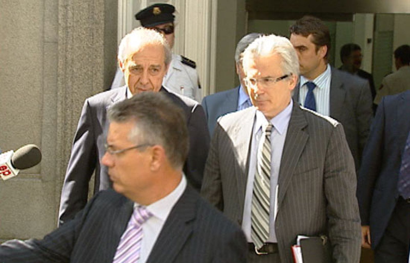 El Tribunal Supremo cita al juez Garzón para que declare como imputado el 15 de abril | Ver