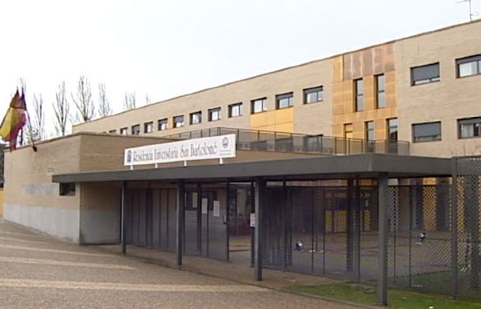 El rector de la Universidad Complutense de Madrid dice que tomará medidas contra los alumnos que lo zarandearon y lo escupieron | Ver