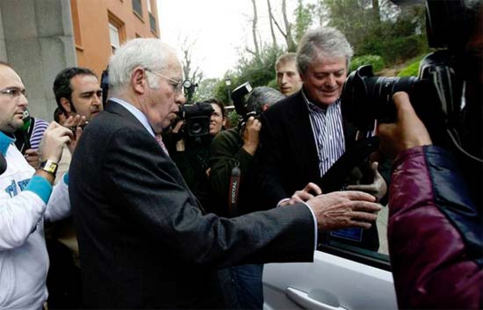 Sevilla busca técnico tras el no de Aragonés | Ver