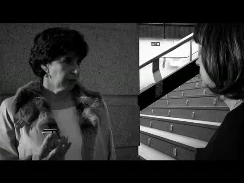 La actualidad la cuentas tú. El Chojin te propone que nos cuentes, en formato rap o hip-hop, lo que sucede en tu entorno. ¿Te atreves? http://www.rtve.es/cronicasdebarrio