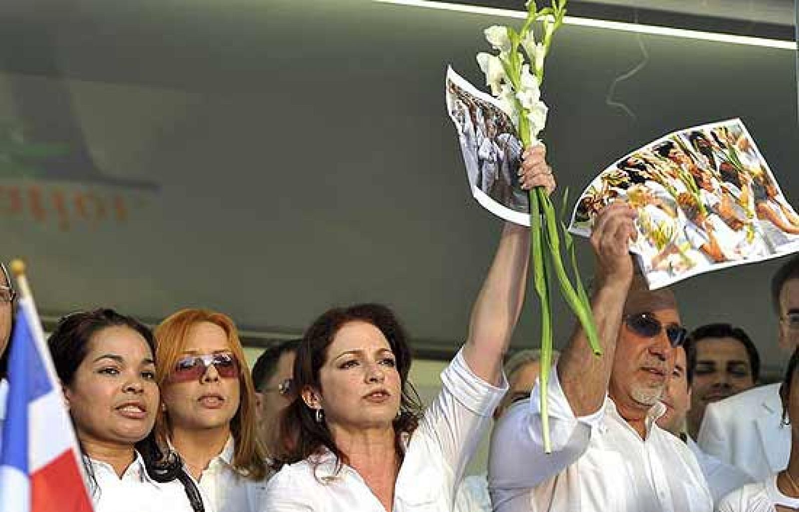 Miles de personas vestidas de blanco y con un gladiolo en sus manos han marchado en silencio por las calles de Miami en solidaridad con las Damas de Blanco de Cuba