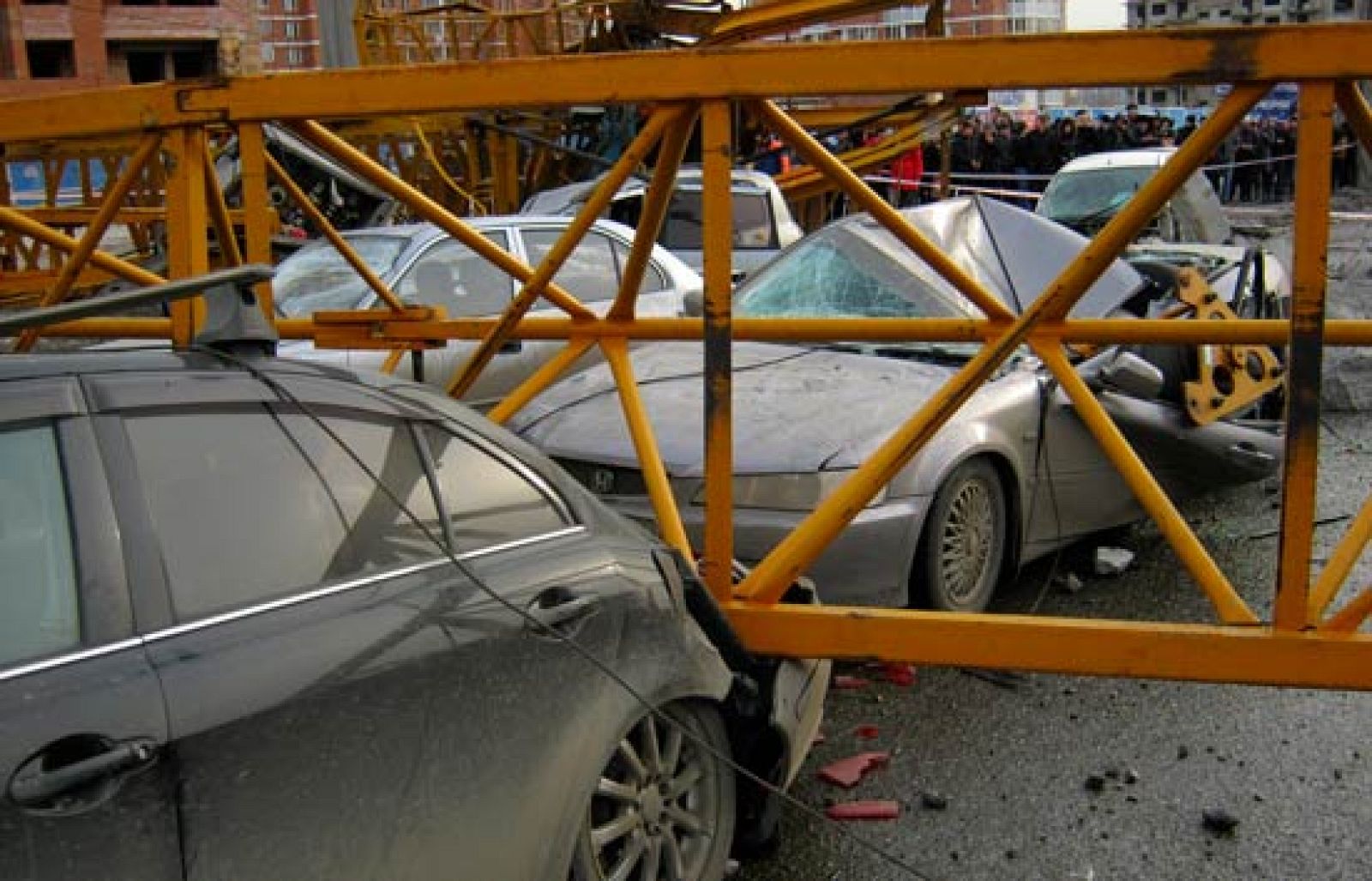 Una grúa se desploma en Rusia sobre una autopista y deja un muerto y seis heridos | Ver