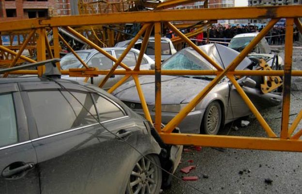  - Una grúa cae sobre la autopista