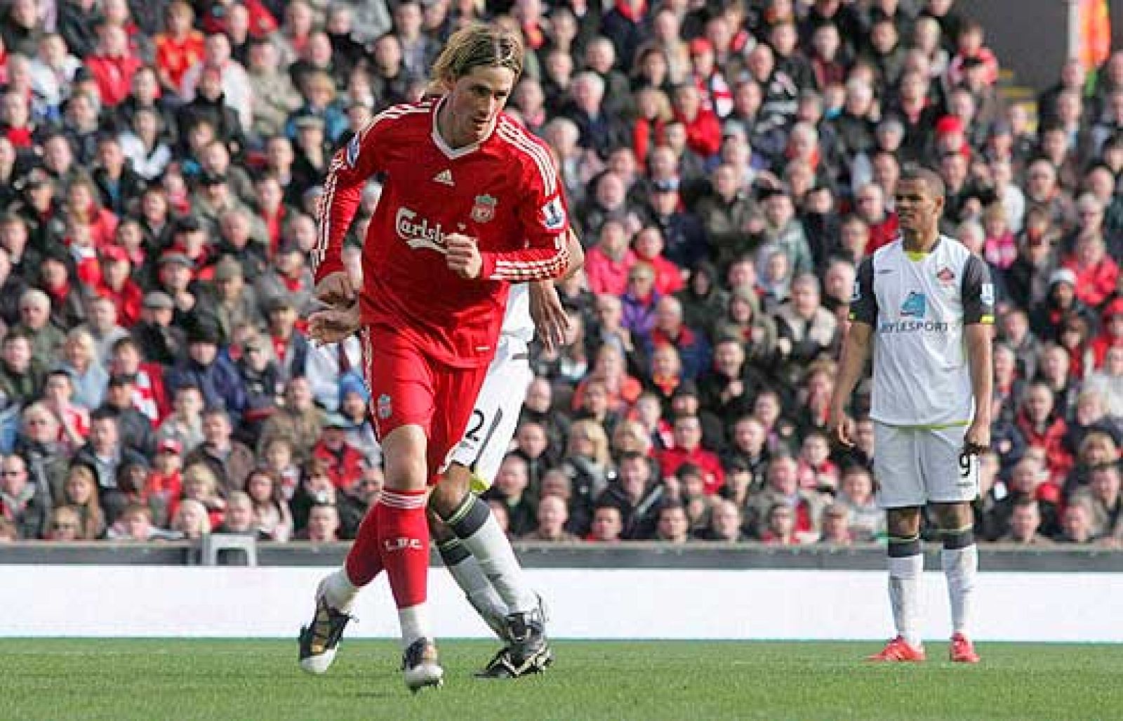 Dos goles del fuenlabreño finiquitan el choque entre el Liverpool y el Sunderland (3-0).