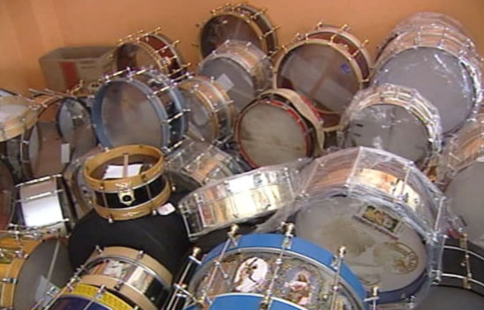 Actividad frenética estos días en las fábricas de tambores de Tobarra | Ver