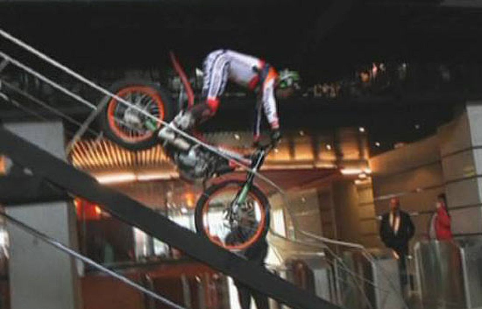 El campeón del mundo de trial se da una vuelta por la oficina de su patrocinador.