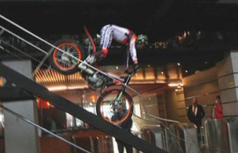 El campeón del mundo de trial se da una vuelta por la oficina de su patrocinador.