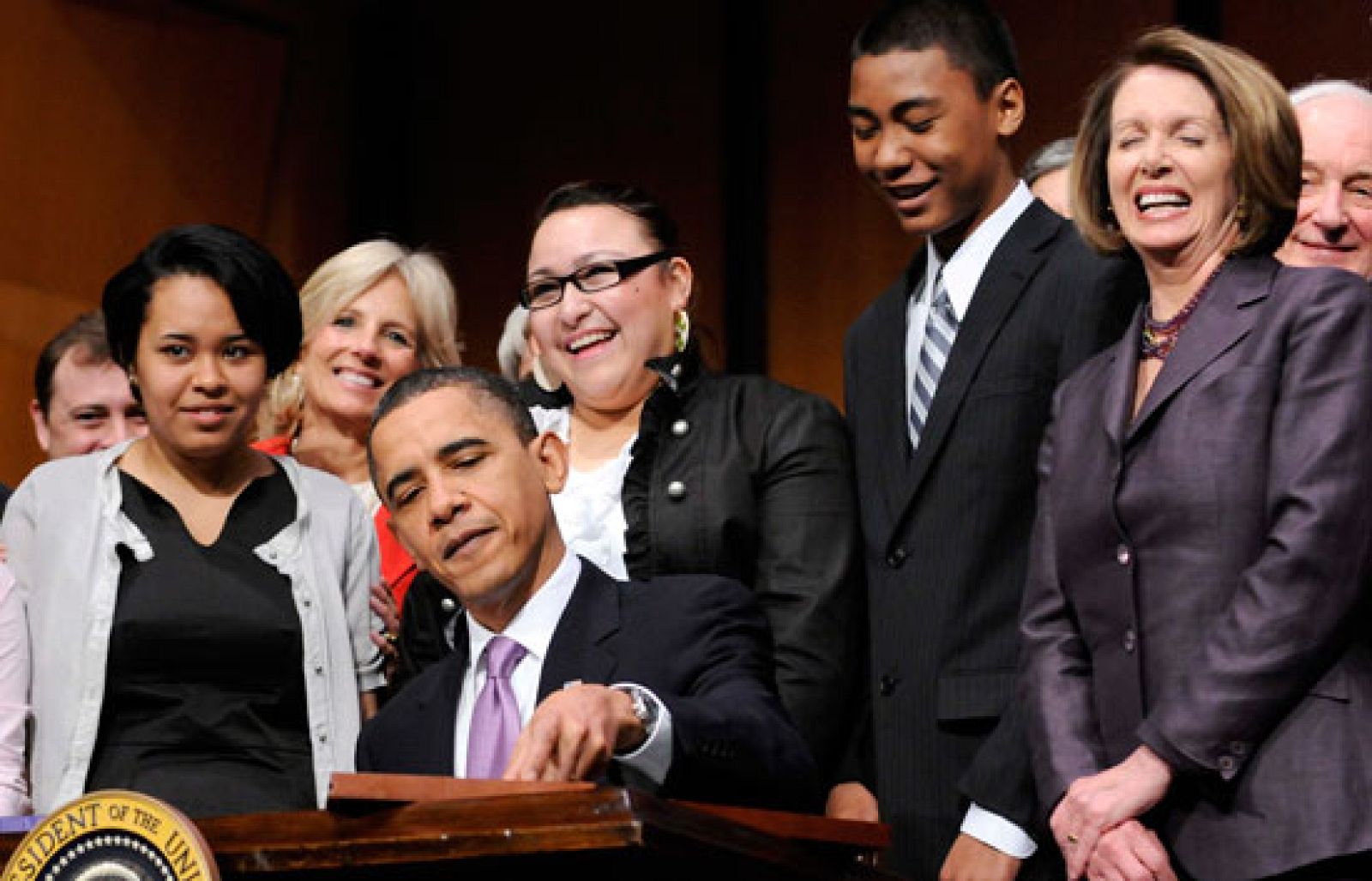 Obama firma un anexo de la Ley de reforma sanitaria | Ver