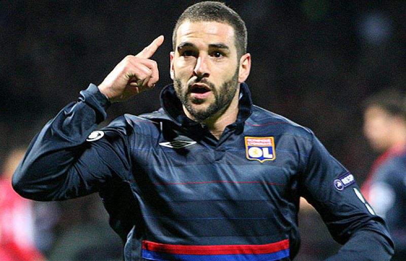 El Olympique de Lyon ha goleado al Girondins de Burdeos con goles de Lisandro y Bastos y ha dado un paso importante hacia las semifinales.