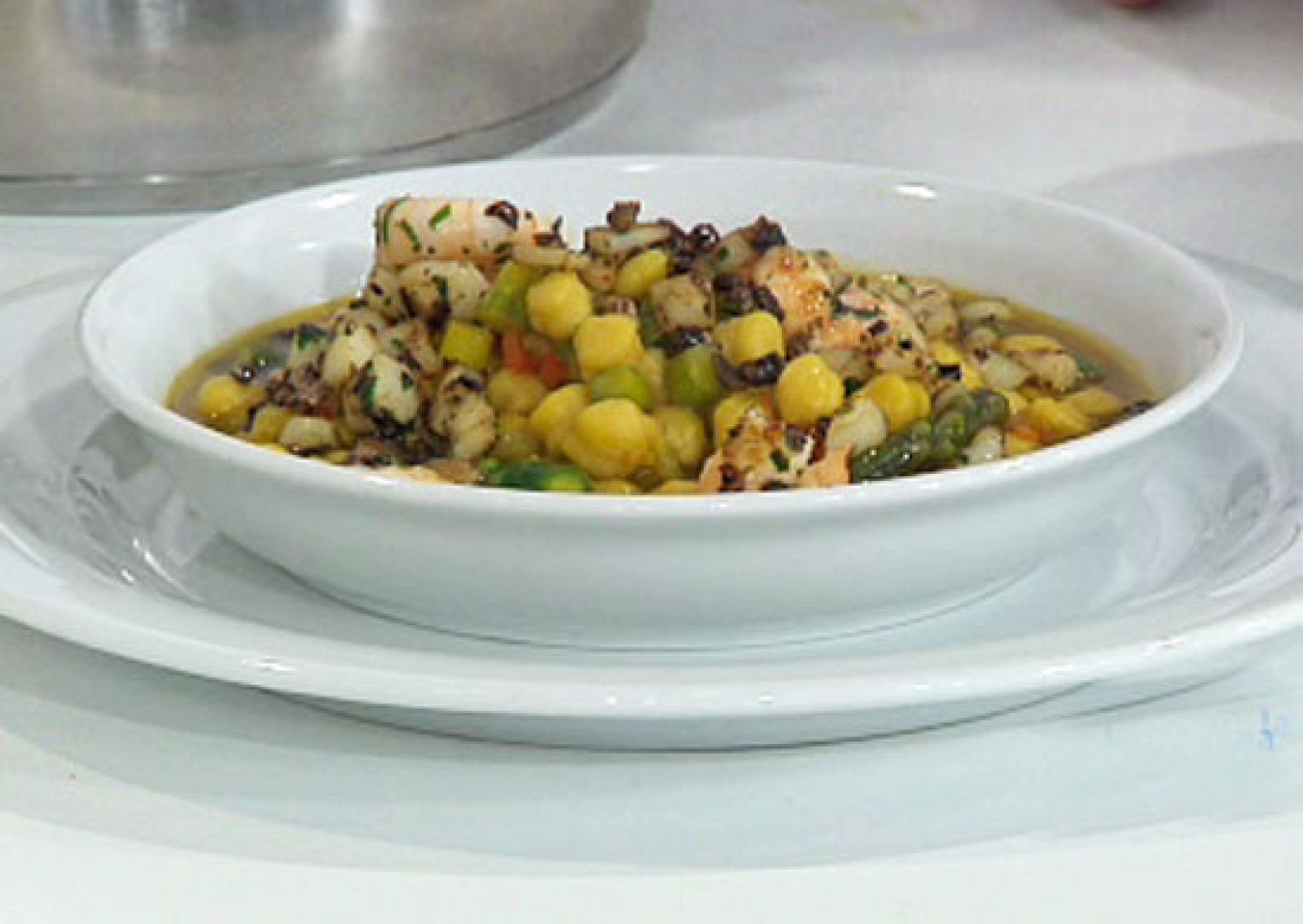 Saber cocinar - Ensalada de mariscos con garbanzos andaluces - RTVE Cocina | Ver