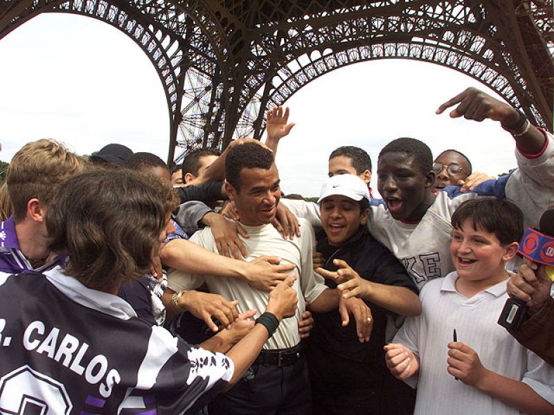 Un Mundial de f�tbol da para mucho y el �ltimo del siglo todav�a m�s.