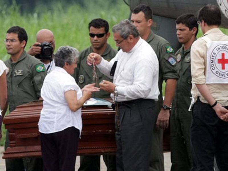 Las FARC entregan los restos del policía muerto hace 4 años