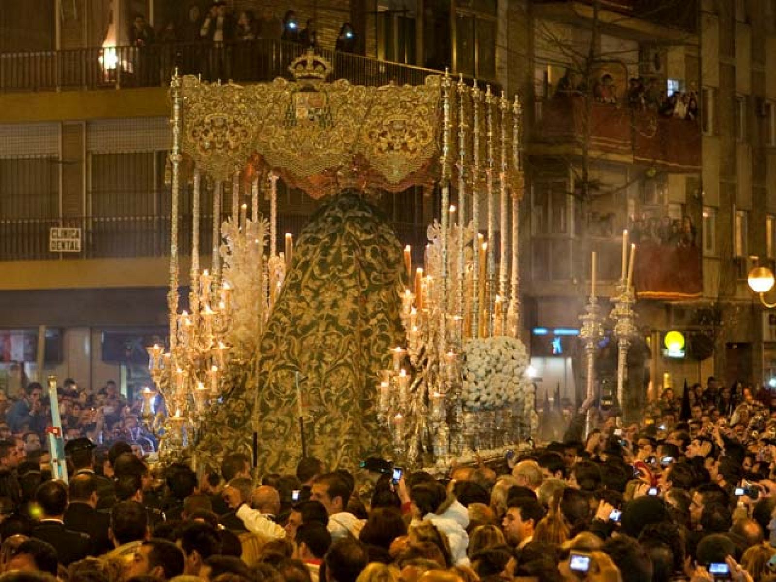 Sevilla vive una Madrugá tranquila y algo menos mutitudinaria que en años anteriores | Ver