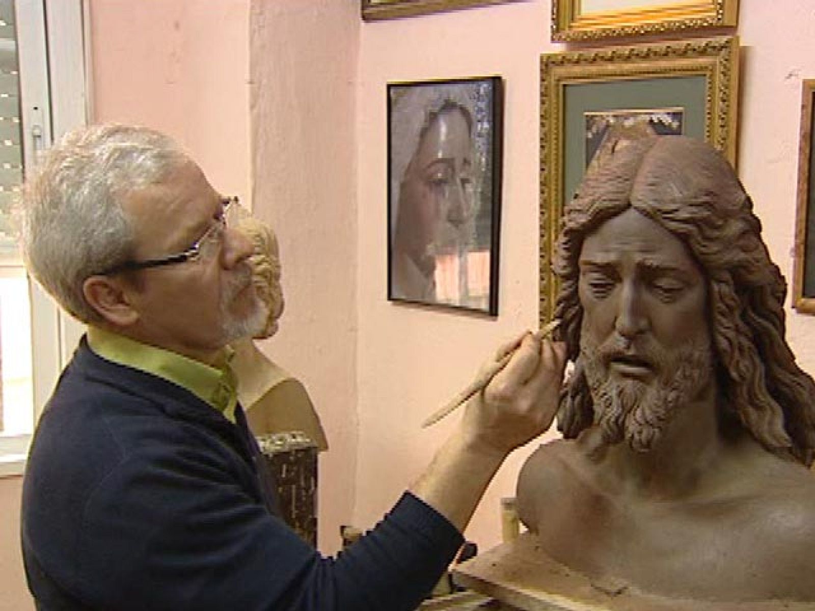 Detrás de las imágenes religiosas están las manos de los maestros imagineros | Ver