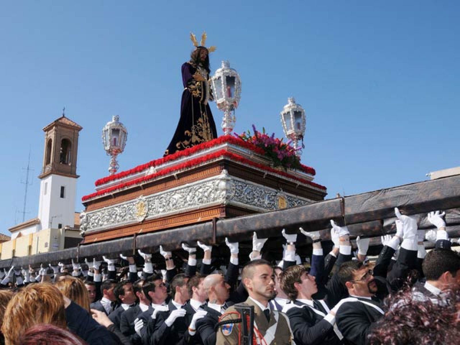 Cientos de procesiones recorren las calles de los pueblos y ciudades de España | Ver