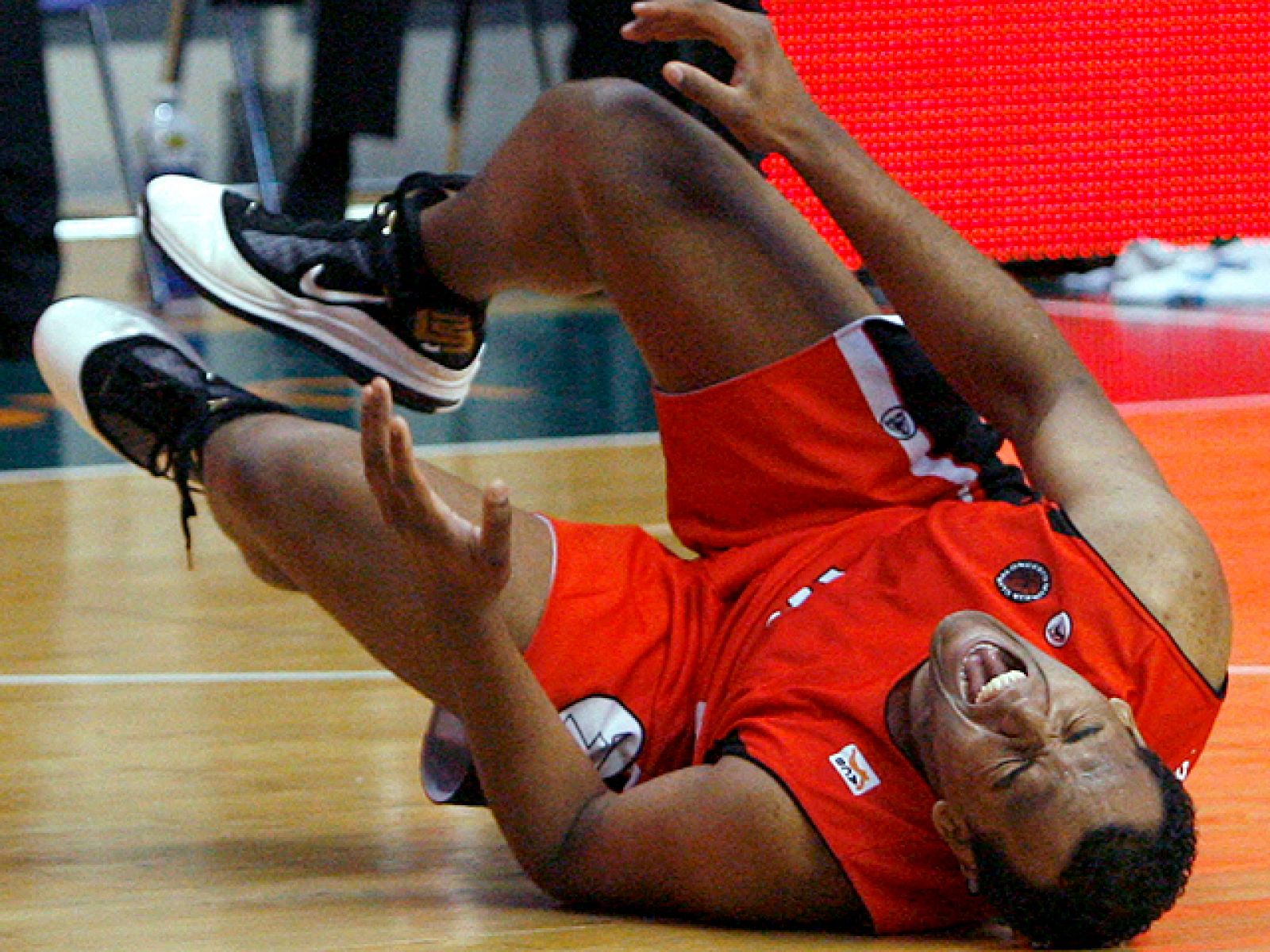 El pívot del CB Murcia Prestes sufrió una fuerte luxación en el tobillo derecho que le obliga a decir adiós a la temporada.