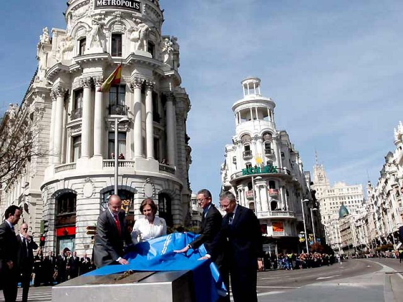 Los Reyes visitan la Gran Vía, que cumple 100 años