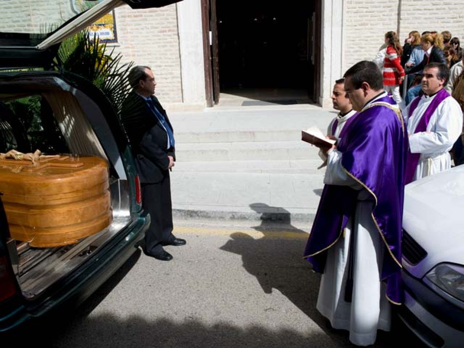 Se celebra el funeral por la niña de trece años encontrada muerta en Seseña | Ver