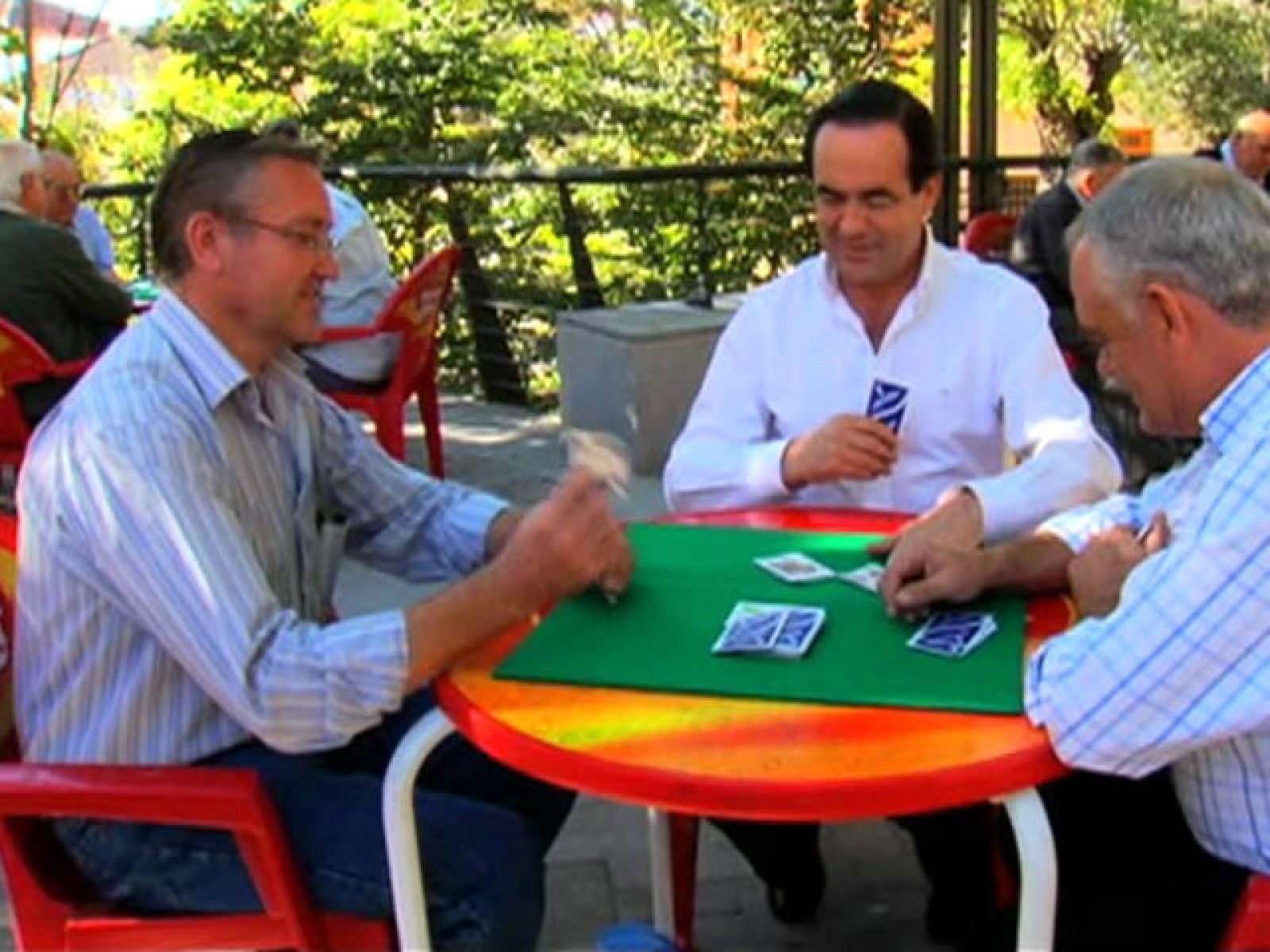 José Bono se acerca a la plaza de su pueblo para jugar a la Brisca con unos amigos.