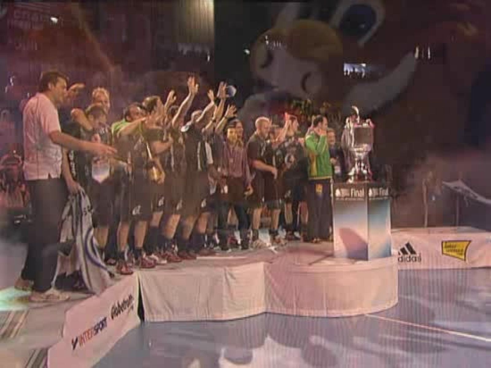 El capitán del Ciudad Real, Javier Hombrados, recibe la Copa de Europa de Balonmano