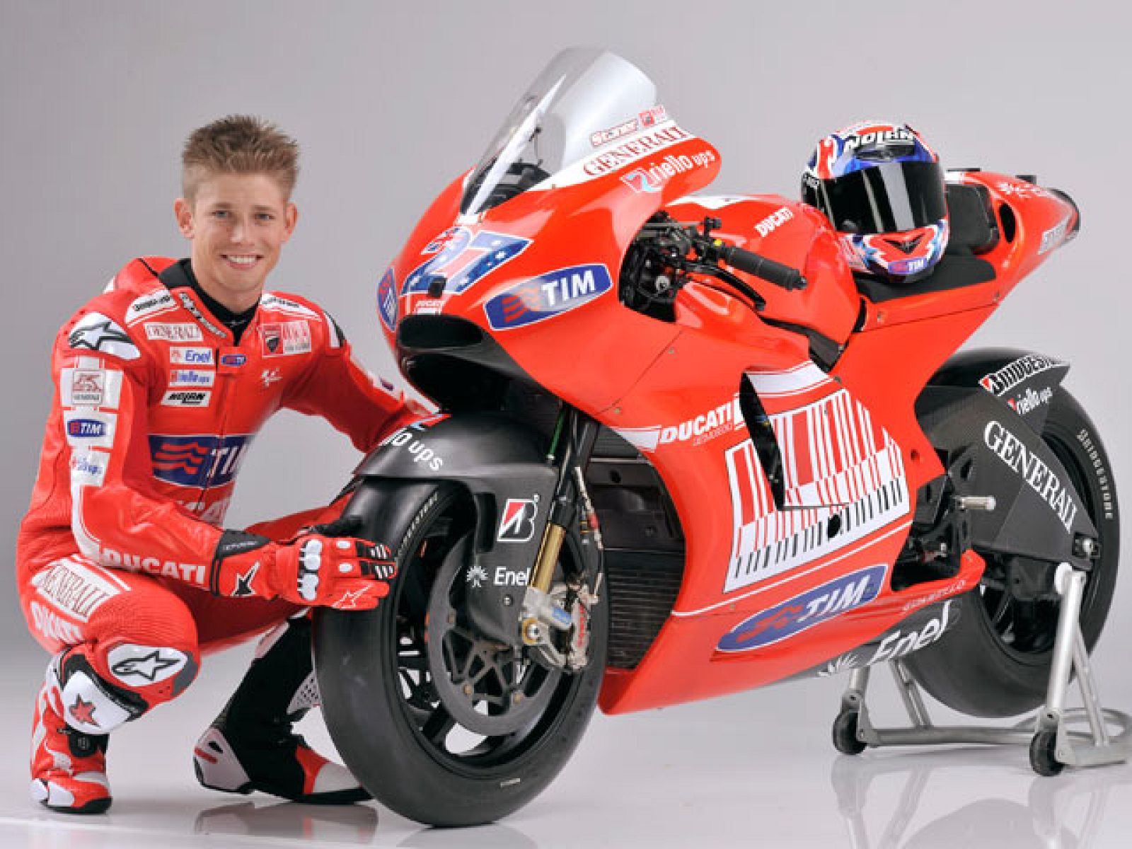 El piloto australiano Casey Stoner, junto a su Ducati Desmosedici GP10.