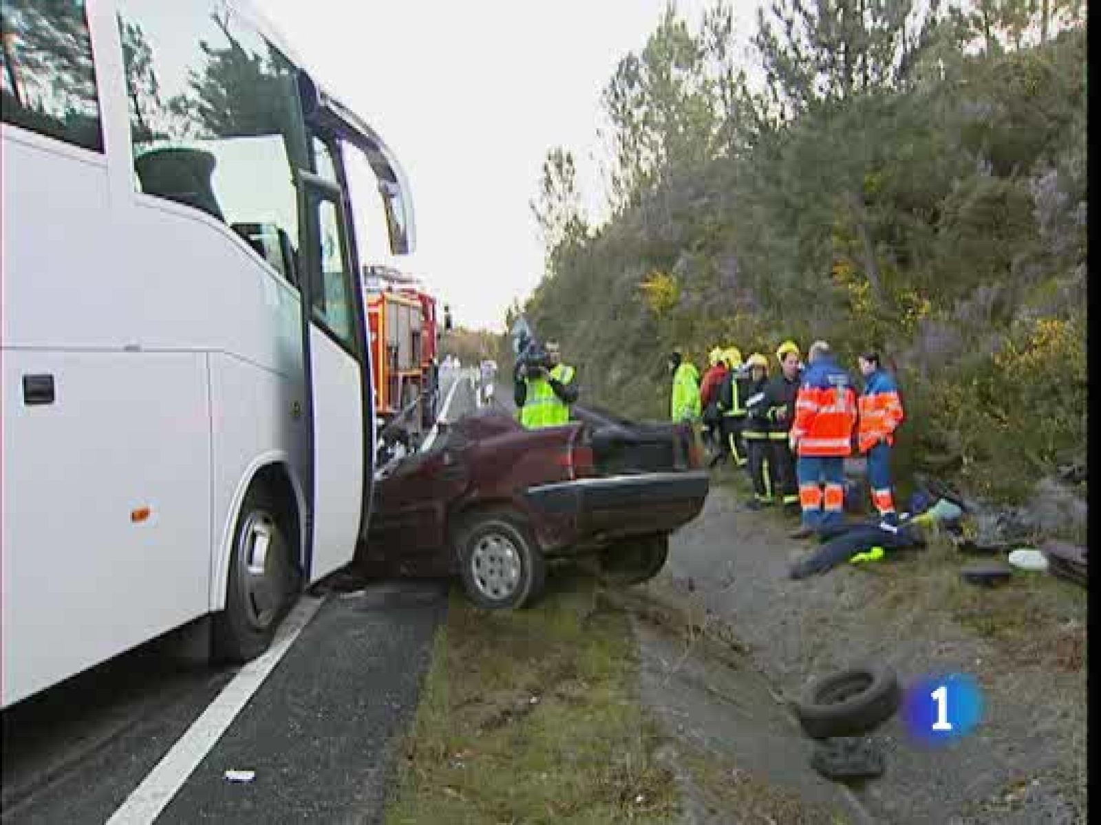 Tres jóvenes han muerto hoy en Pontevedra al chocar su coche contra un autobús escolar | Ver