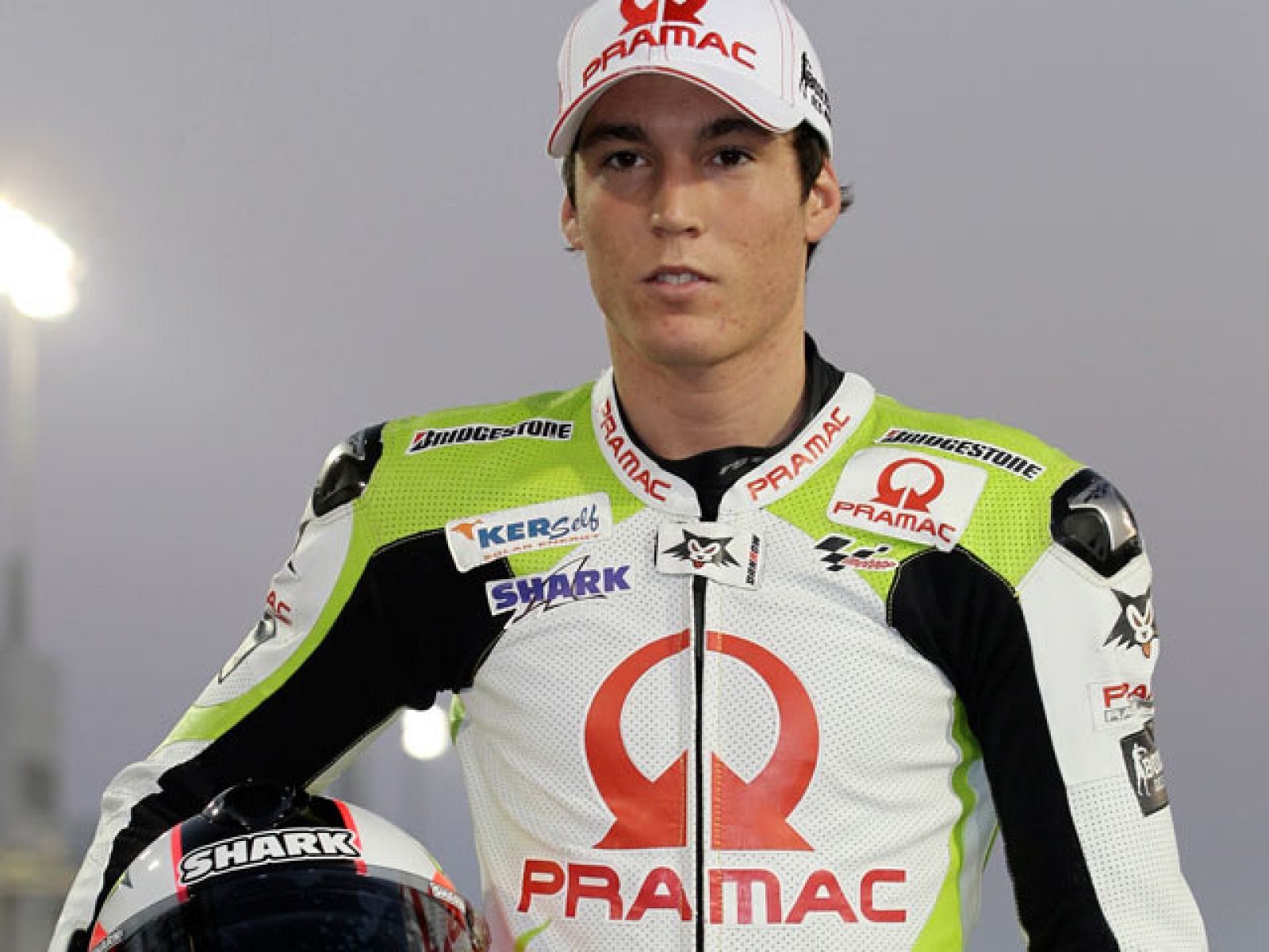 El piloto español Aleíx Espargaró, junto a su Ducati Desmosedici GP10.