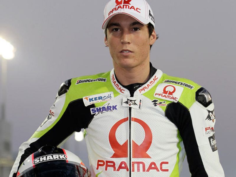 El piloto español Aleíx Espargaró, junto a su Ducati Desmosedici GP10.