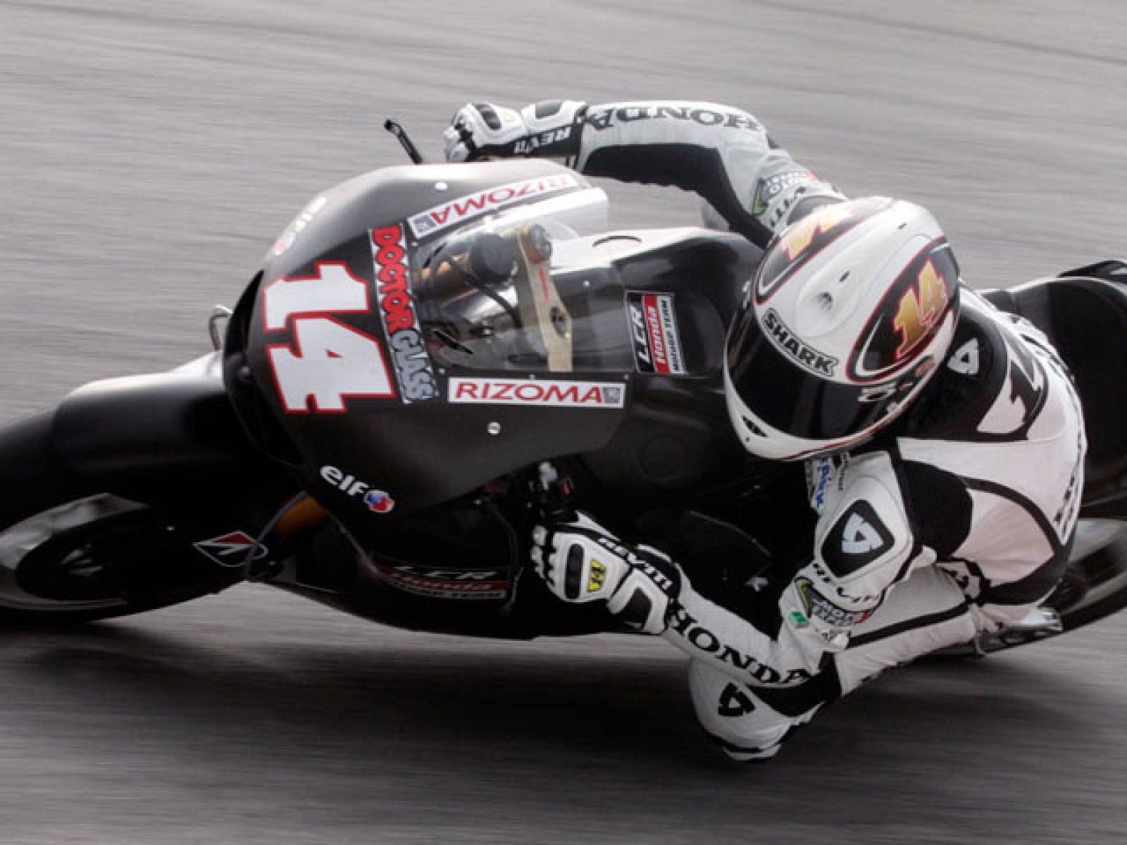 El piloto francés Randy de Puniet, junto a su Honda RC212V.