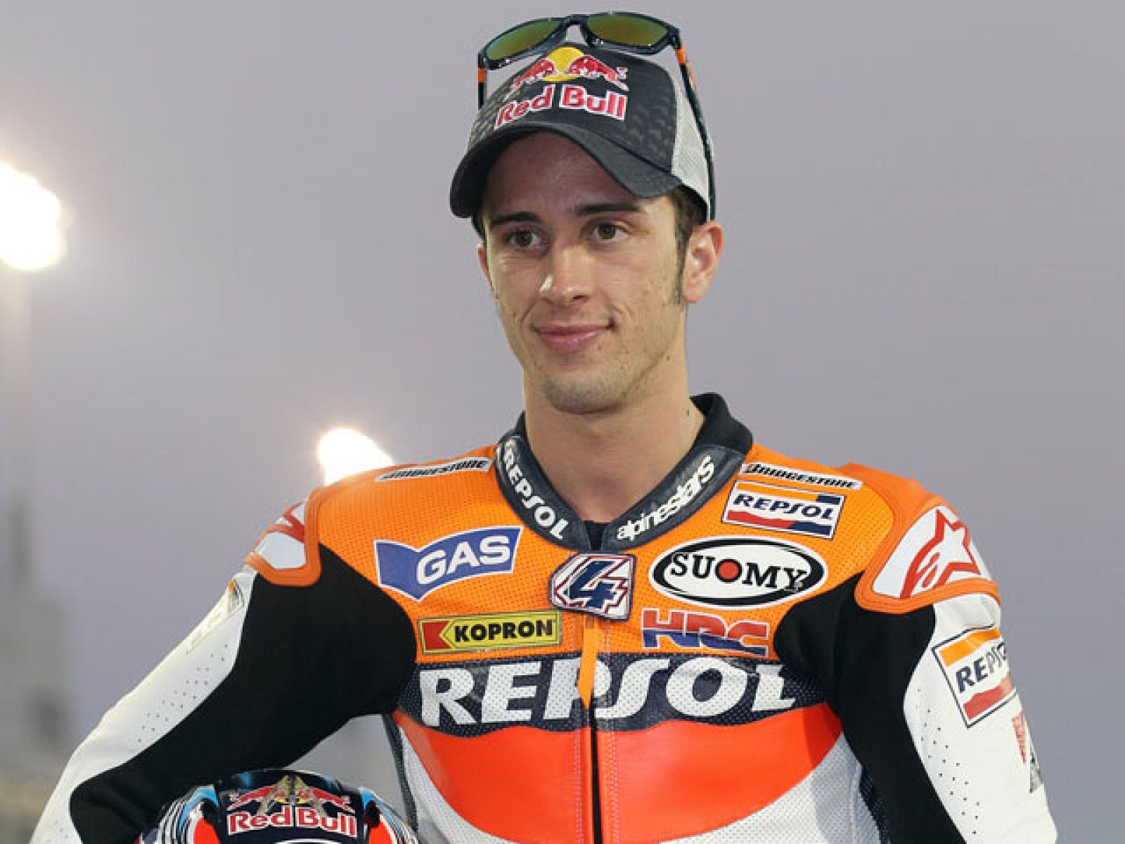 El piloto italiano Andrea Dovizioso, junto a su Honda RC212V.