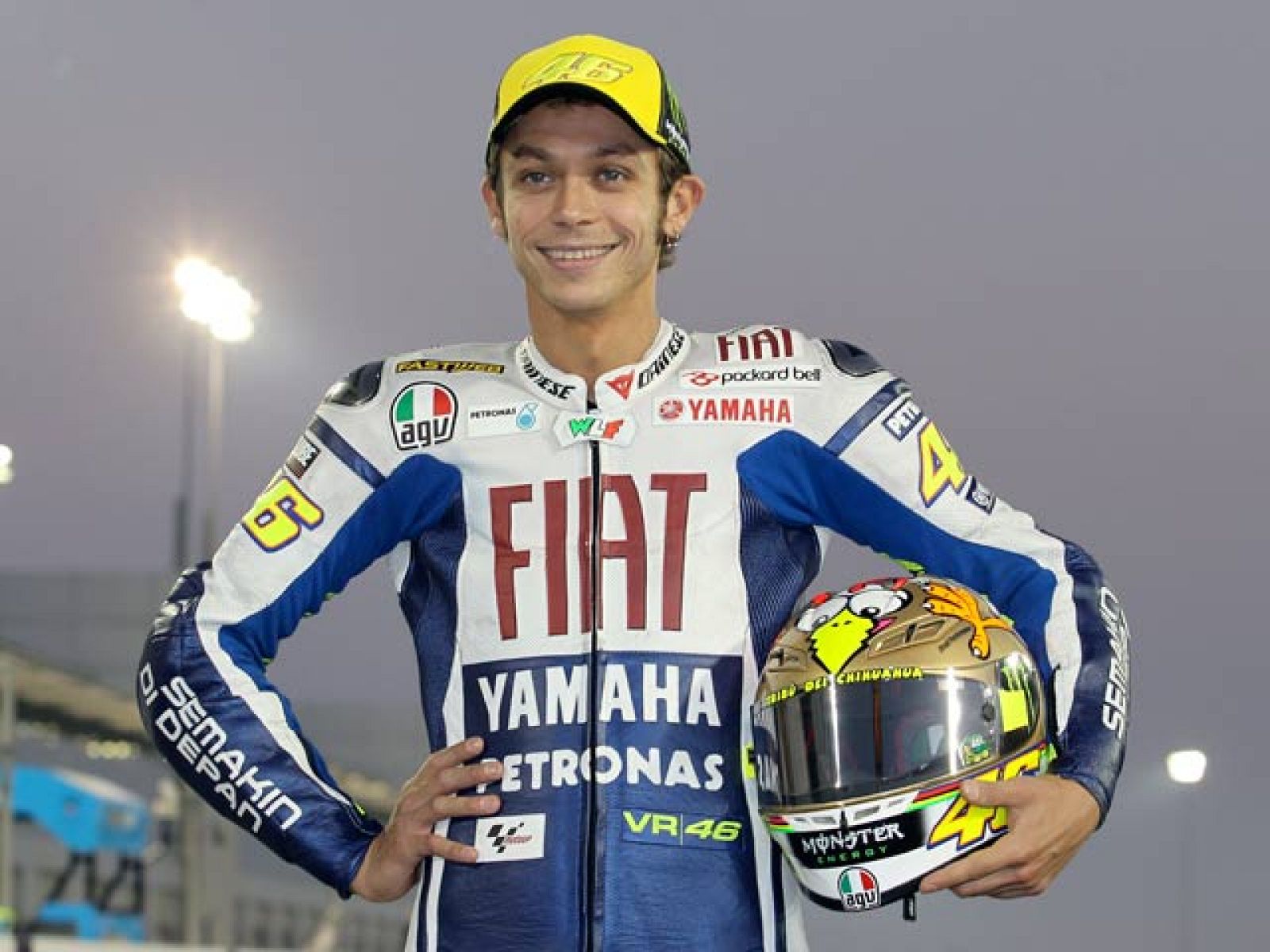 El piloto italiano Valentino Rossi, junto a su Yamaha YZR-M1.