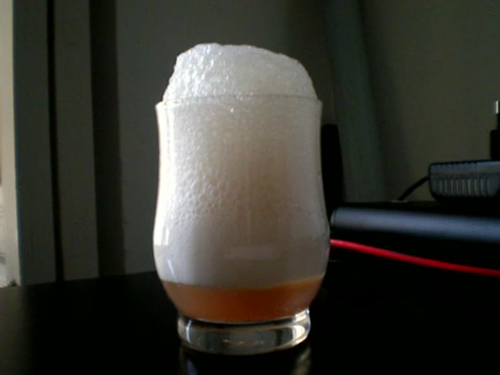 Cuando nos hacemos una herida nuestro primer gesto es lavarla y desinfectarla. Para ello vamos al botiquín y lo más habitual es que usemos agua oxigenada. Vertemos el líquido en la parte abierta de la herida y observamos que se forma una espuma blanc